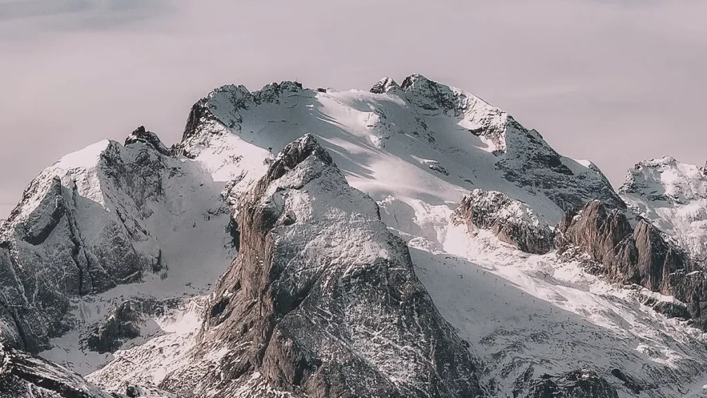 恩施清江碧水与河湾风光图